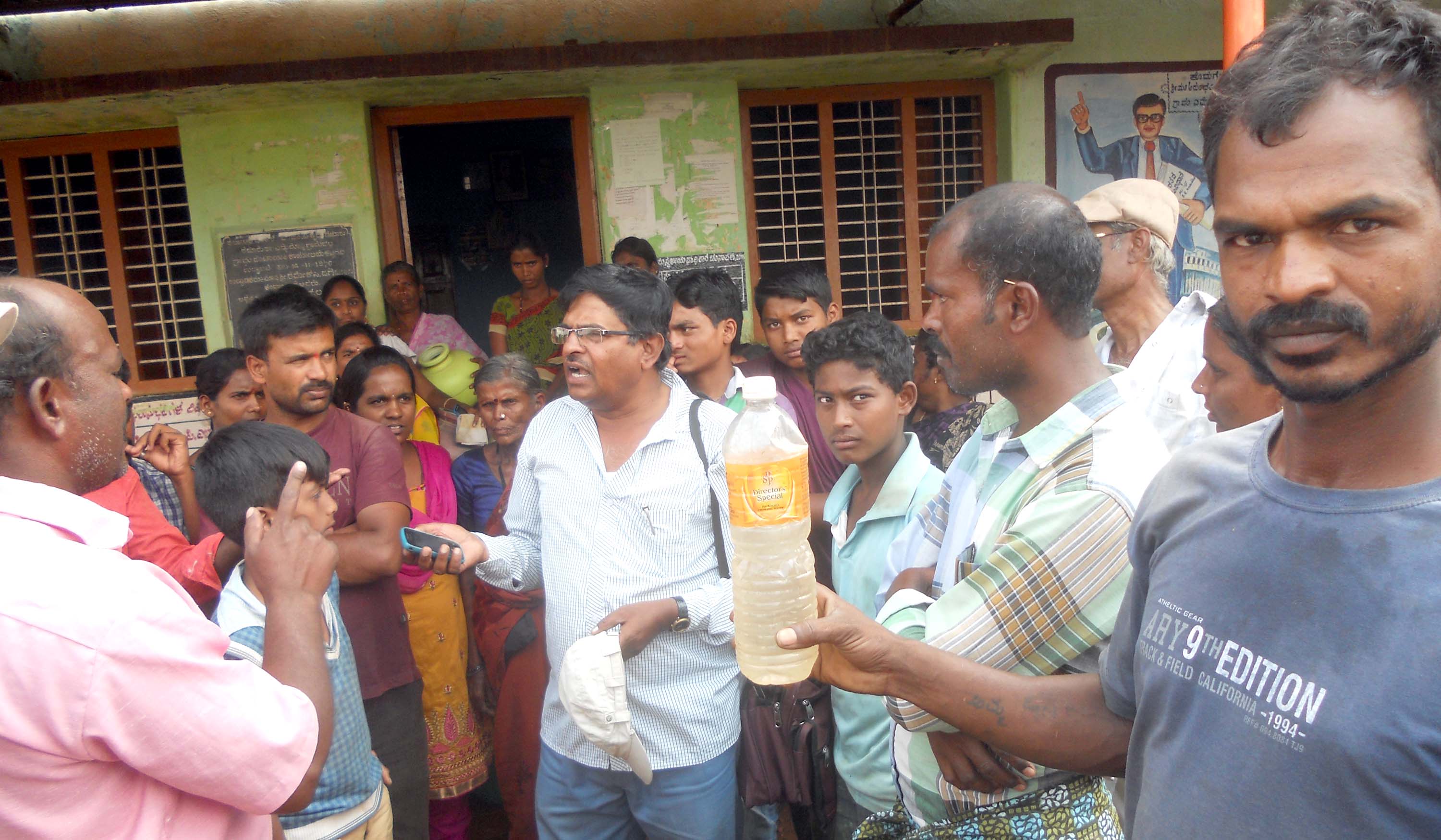 ಎಮ್ಮೆದೊಡ್ಡಿ: ಗ್ರಾಪಂ ಕಚೇರಿ ಎದುರು ಕೊರಚರಹಟ್ಟಿ ಗ್ರಾಮಸ್ಥರ ಪ್ರತಿಭಟನೆ